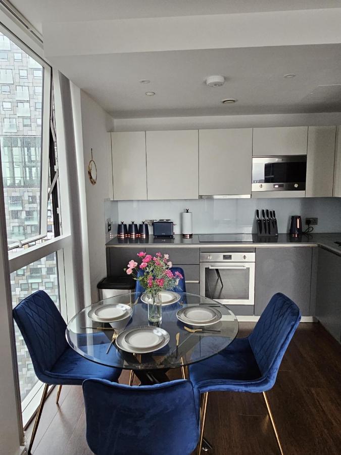 2 Bed Luxurious Apartments Canary Wharf London Exterior foto