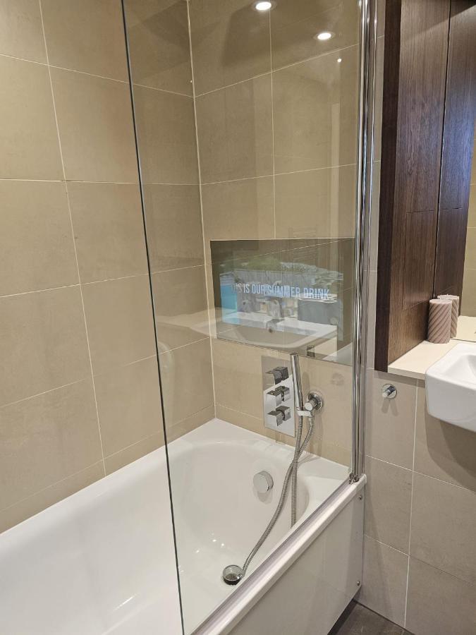 2 Bed Luxurious Apartments Canary Wharf London Exterior foto