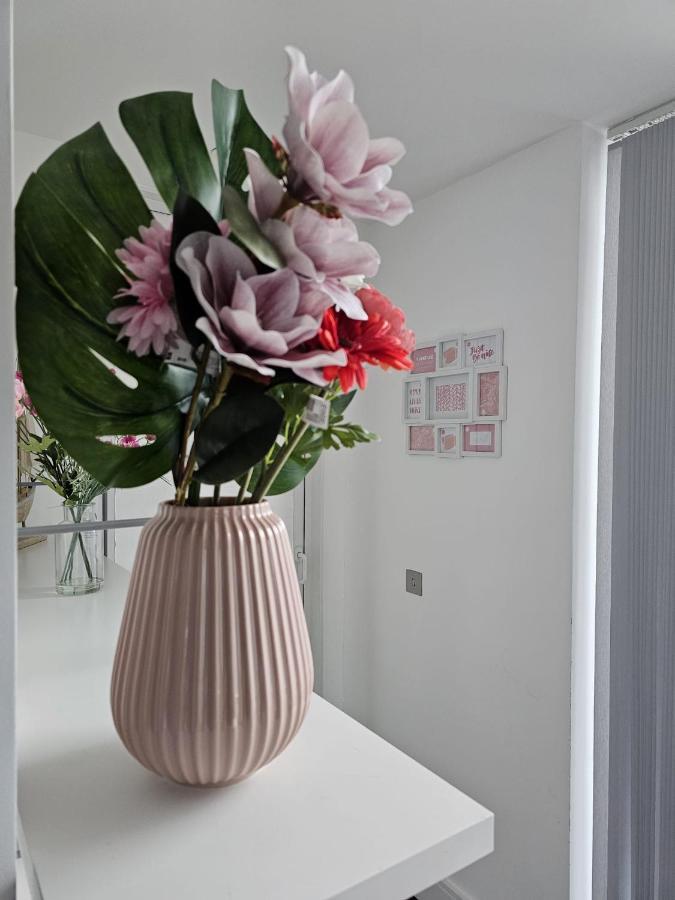 2 Bed Luxurious Apartments Canary Wharf London Exterior foto